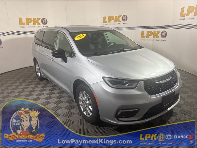 2024 Chrysler Pacifica Touring L's photo