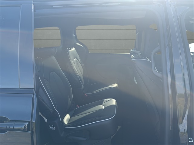 2026 Chrysler Pacifica Limited photo 14