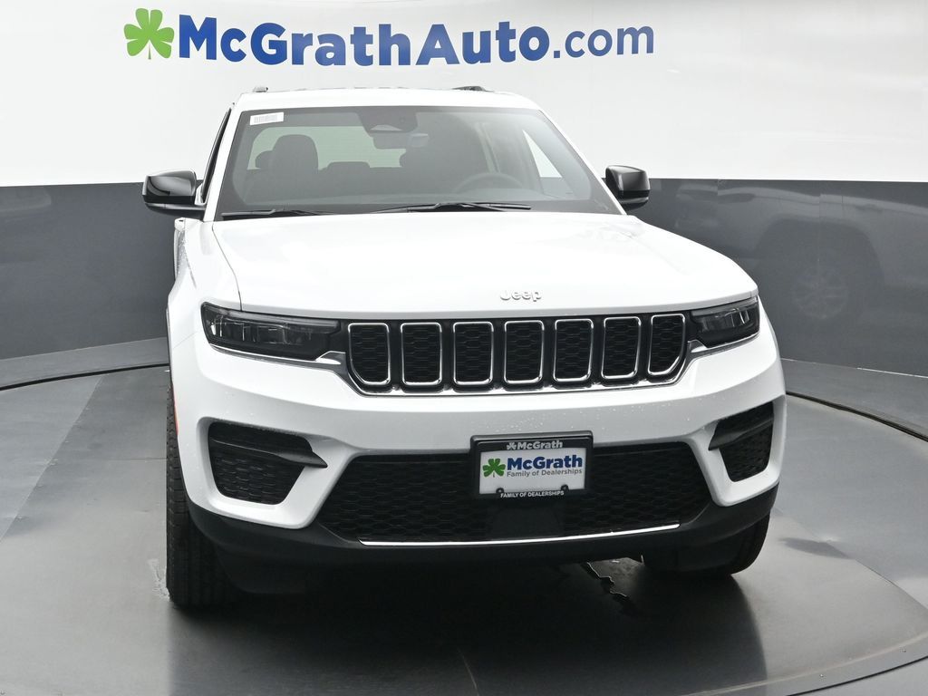 2025 Jeep Grand Cherokee Laredo photo 2
