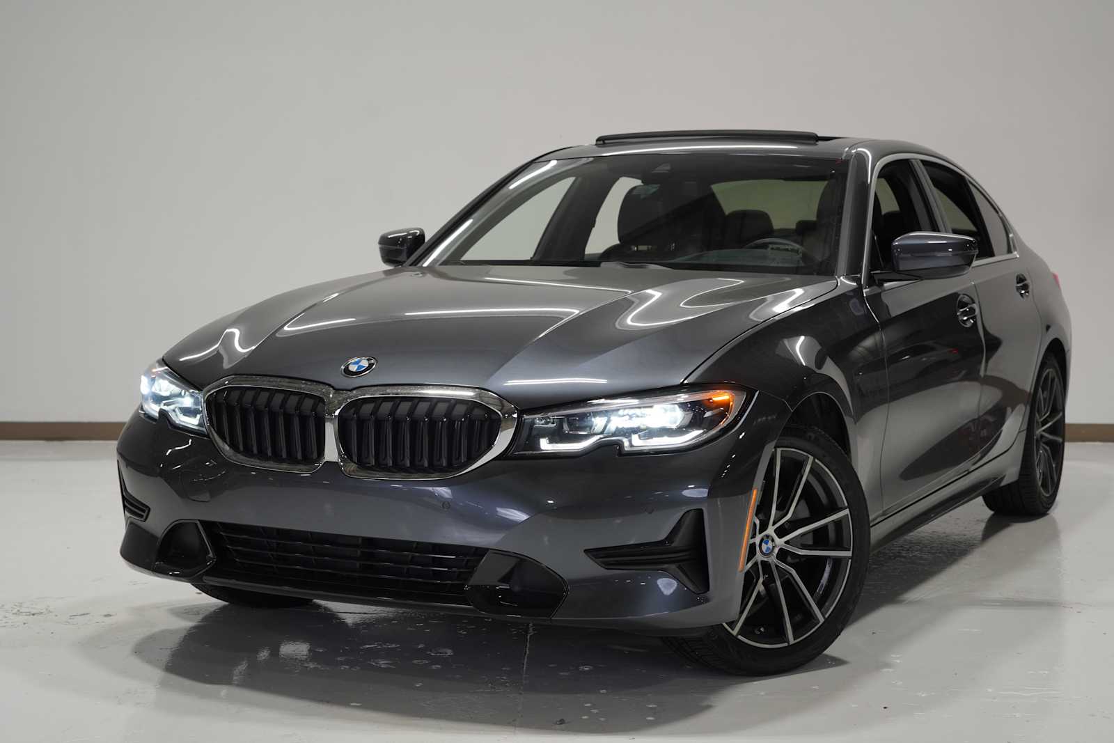 2020 BMW 3 Series 330i's photo