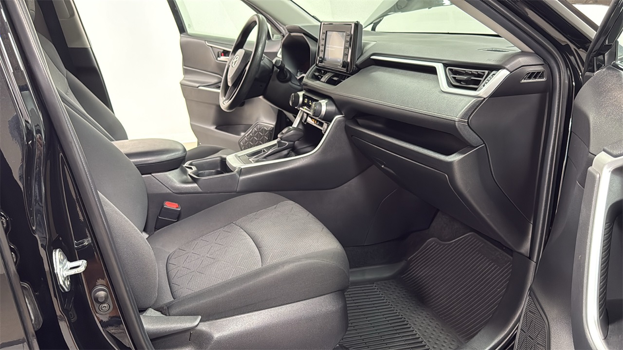 2021 Toyota RAV4 XLE photo 16