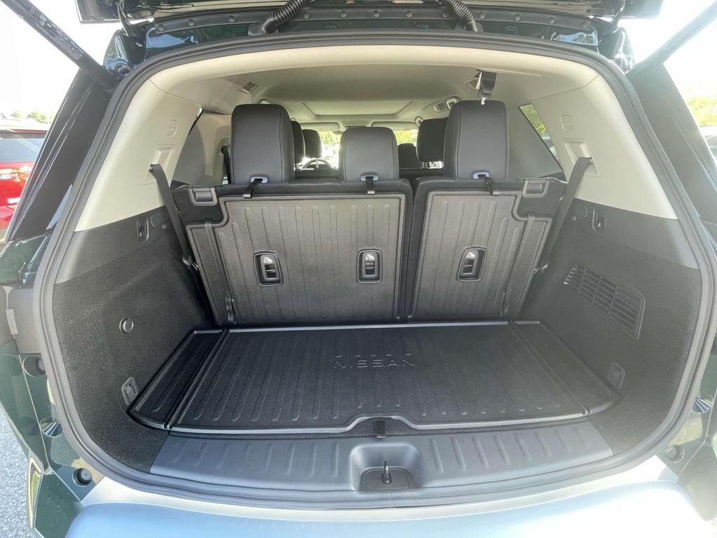 2025 Nissan Pathfinder Platinum photo 9