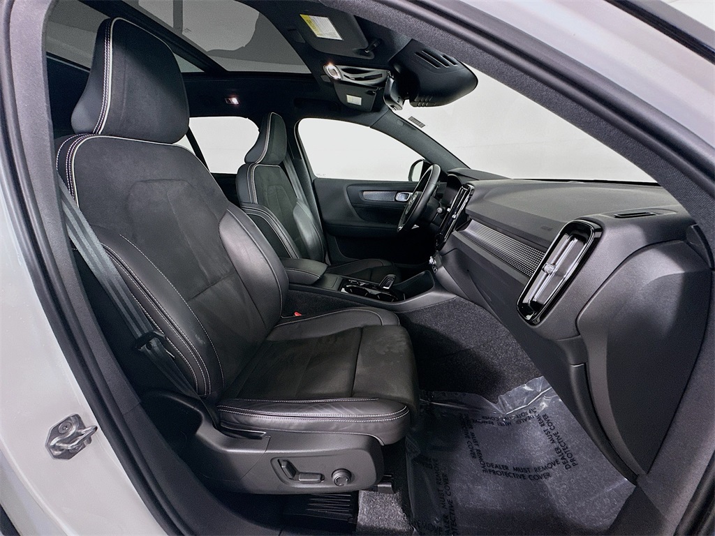 2021 Volvo XC40 R-Design photo 26