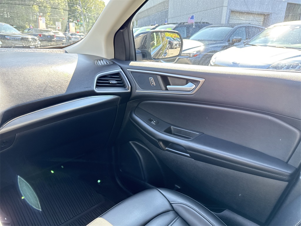 2022 Ford Edge SEL photo 16