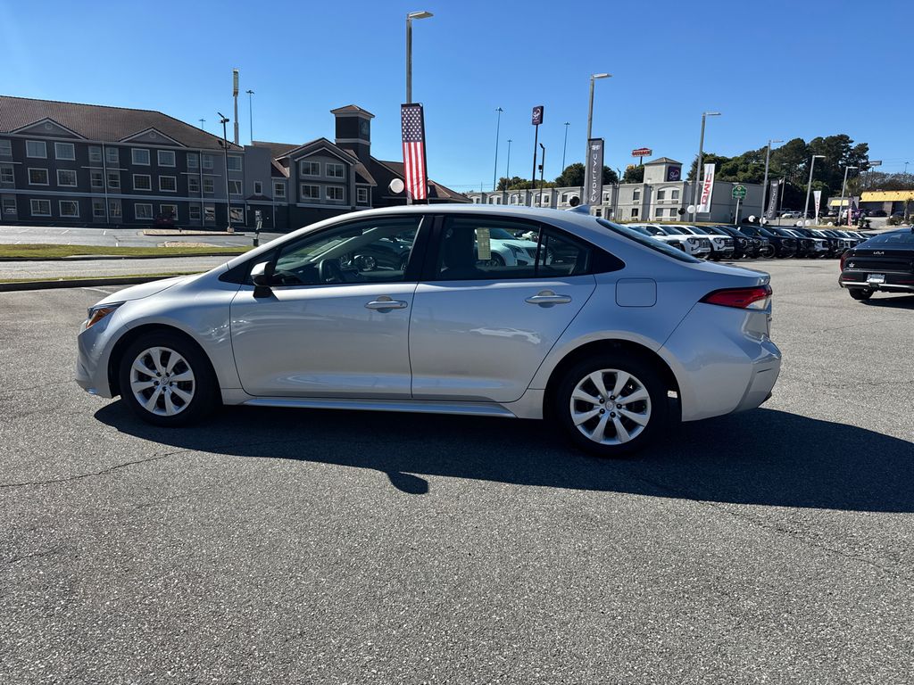 2025 Toyota Corolla LE photo 4