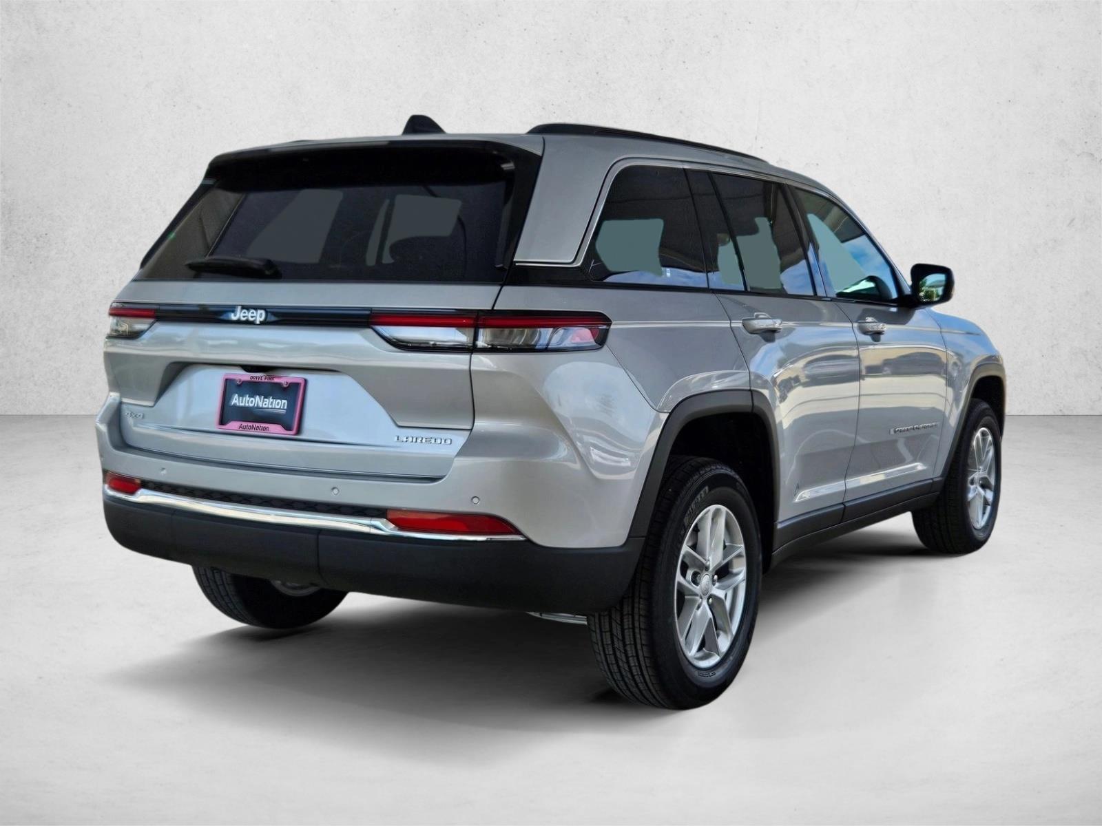 2025 Jeep Grand Cherokee Laredo photo 2