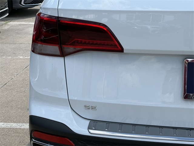 2024 Volkswagen Taos SE photo 2