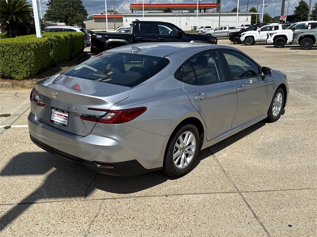 2025 Toyota Camry LE photo 3