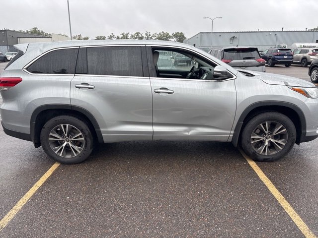 2017 Toyota Highlander LE Plus photo 4