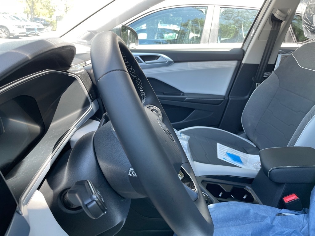 2025 Volkswagen Taos SE photo 2