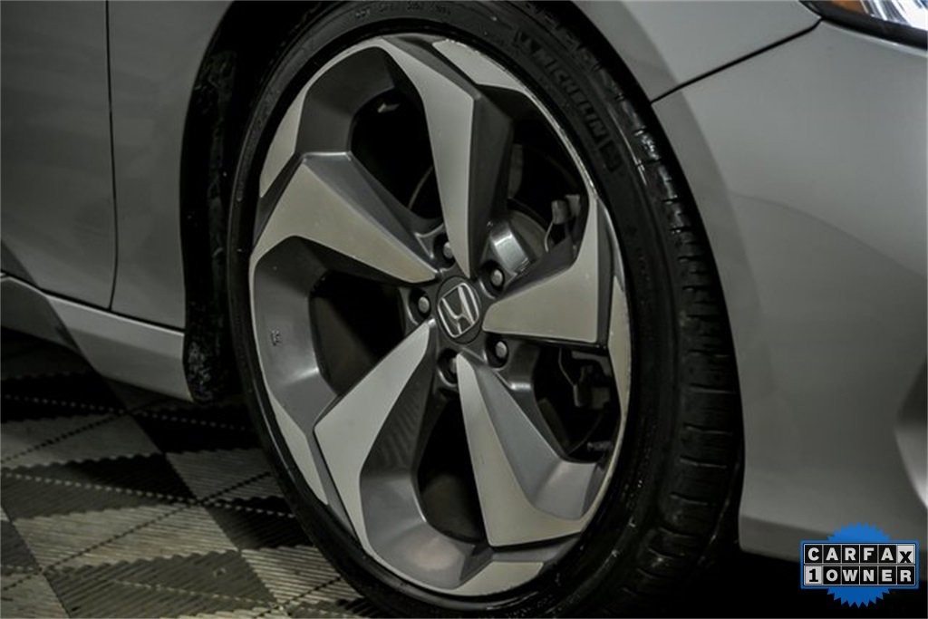 2019 Honda Accord Touring 2.0T photo 3