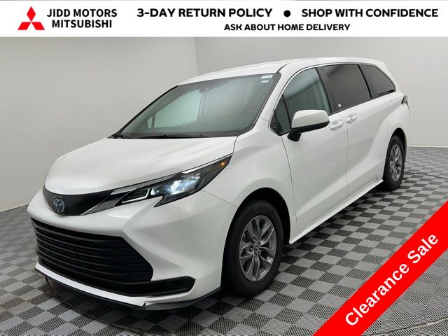 2024 Toyota Sienna LE's photo