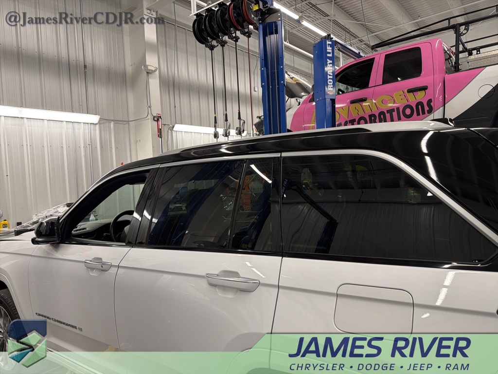 2022 Jeep Grand Cherokee Summit's photo