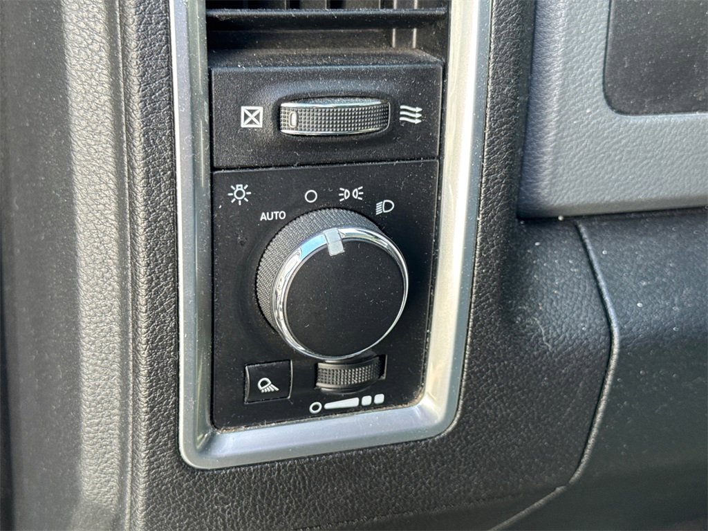 2017 Ram 1500 SLT photo 7