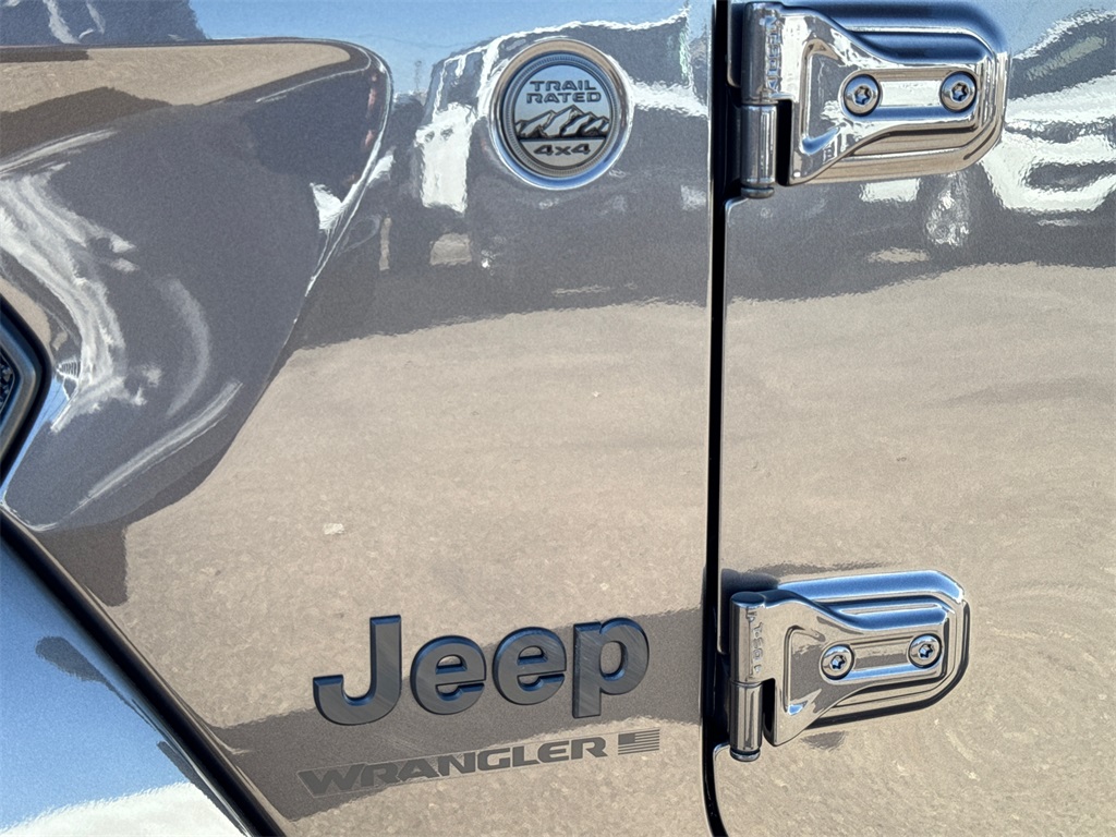 2025 Jeep Wrangler Sahara photo 7