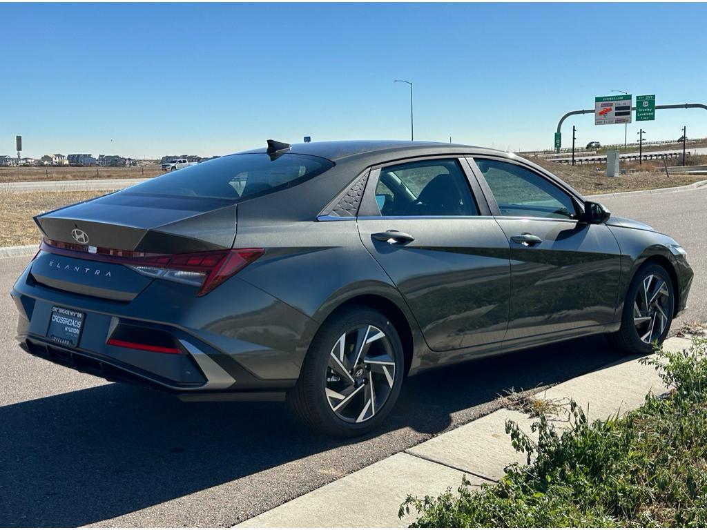 2025 Hyundai Elantra SEL Convenience photo 4