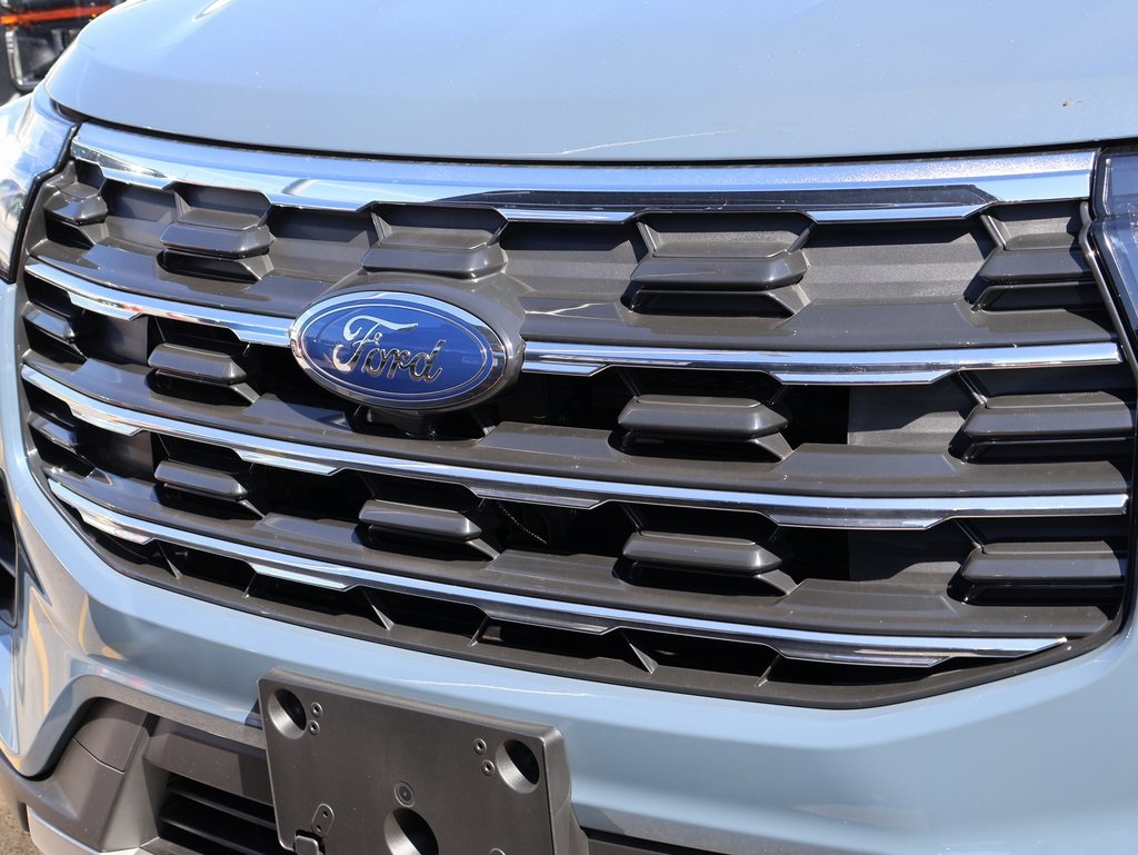 2025 Ford Explorer photo 2