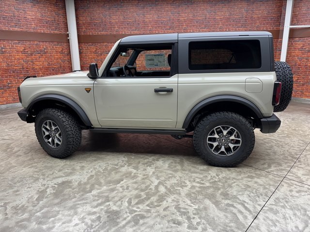 2025 Ford Bronco Badlands photo 2