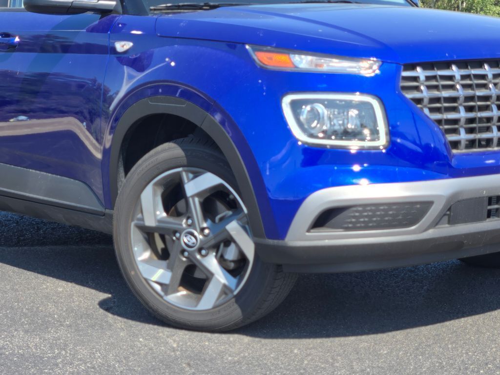 2024 Hyundai Venue Limited photo 2