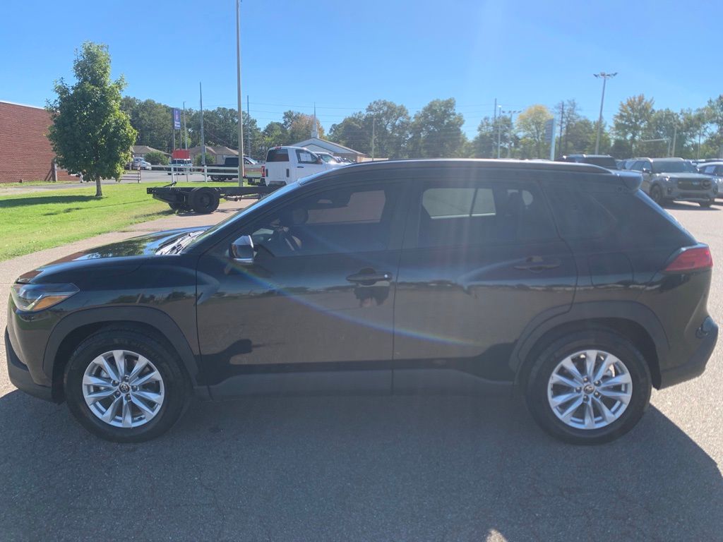 2022 Toyota Corolla Cross LE photo 4