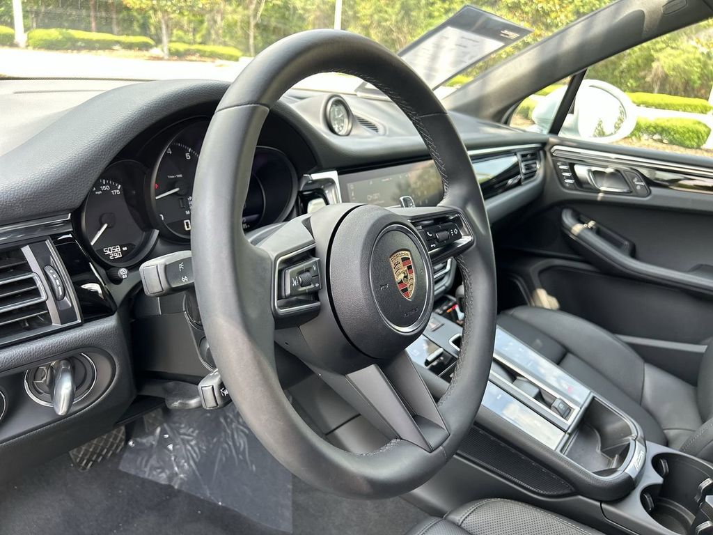 2025 Porsche Macan Base photo 18