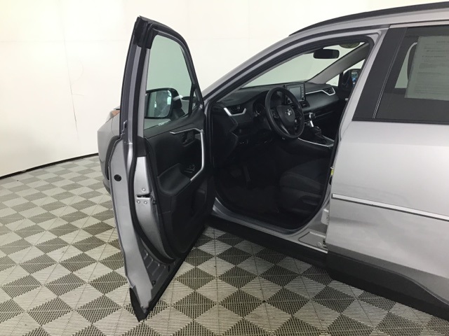 2021 Toyota RAV4 LE photo 10