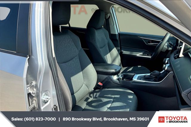 2024 Toyota RAV4 Hybrid XLE photo 4