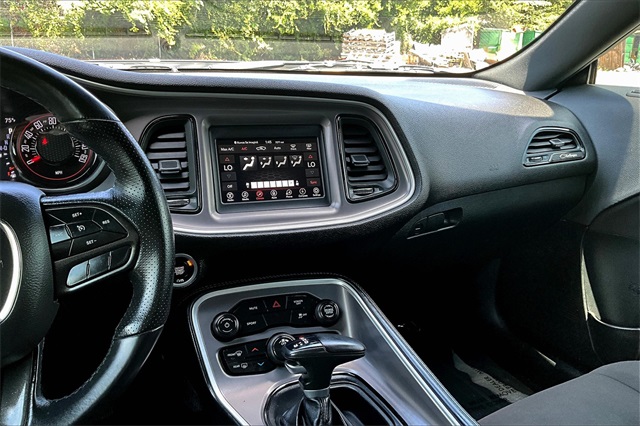 2022 Dodge Challenger SXT photo 8