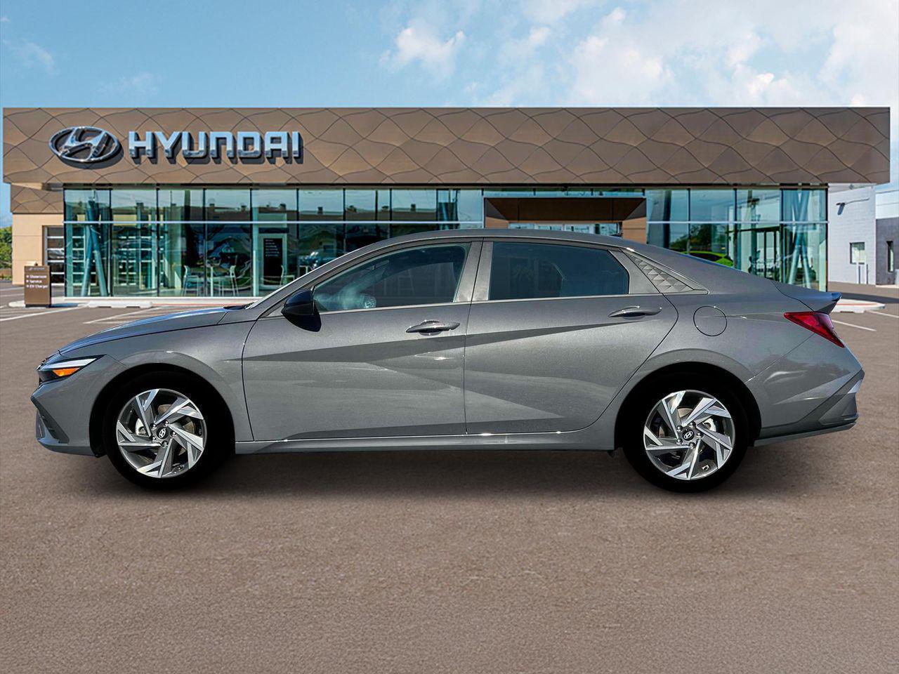 2025 Hyundai Elantra SEL Sport photo 3
