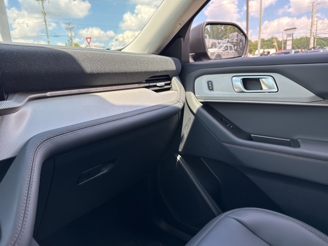 2025 Ford Explorer photo 32