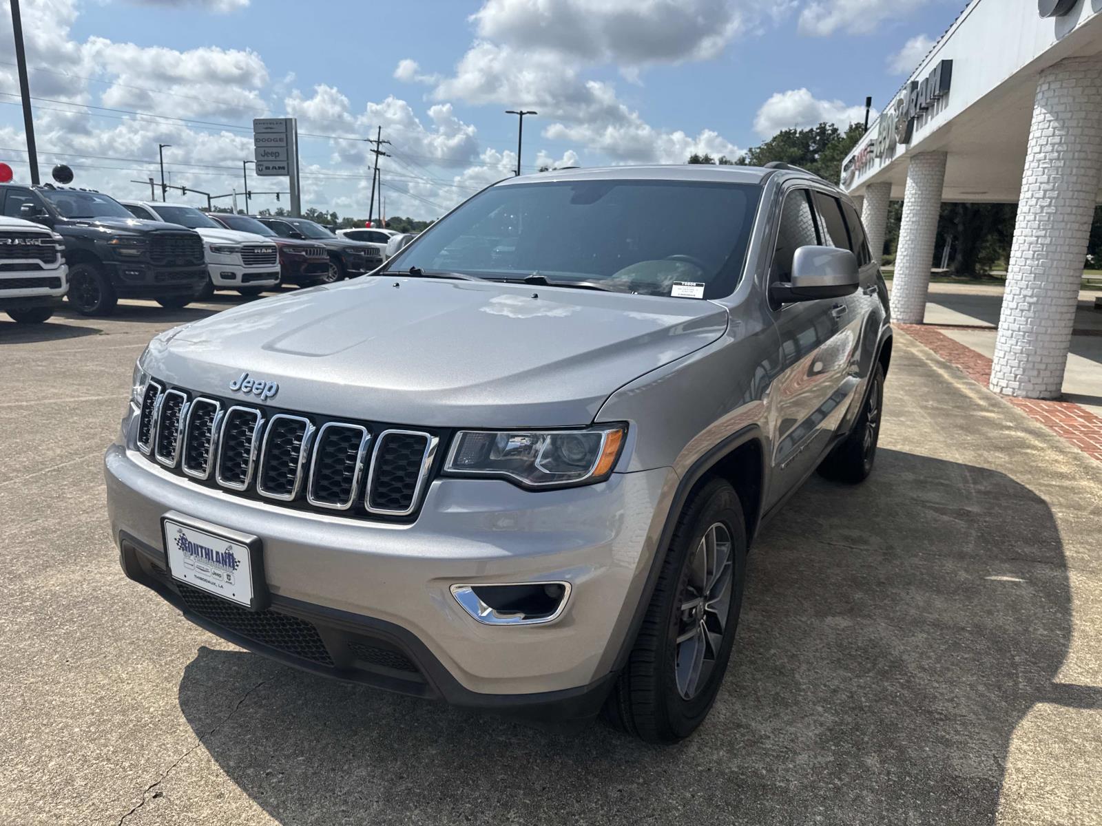 2018 Jeep Grand Cherokee Laredo E photo 3