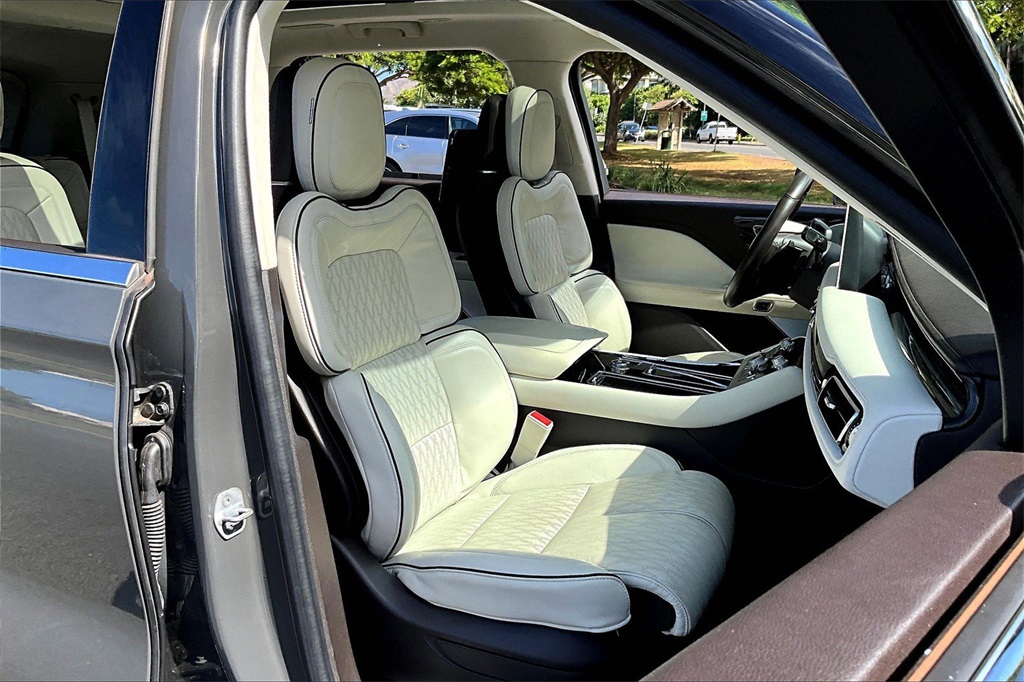 Image of Pre-Owned 2022 Lincoln Aviator Black Label