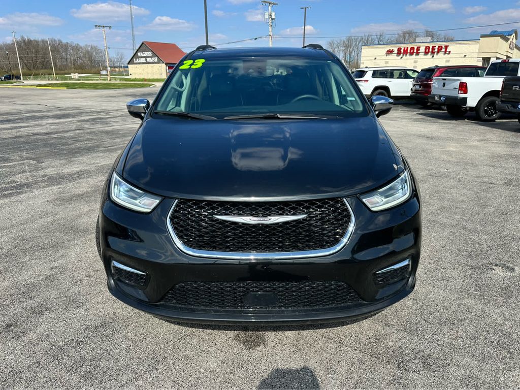 2023 Chrysler Pacifica Limited photo 3