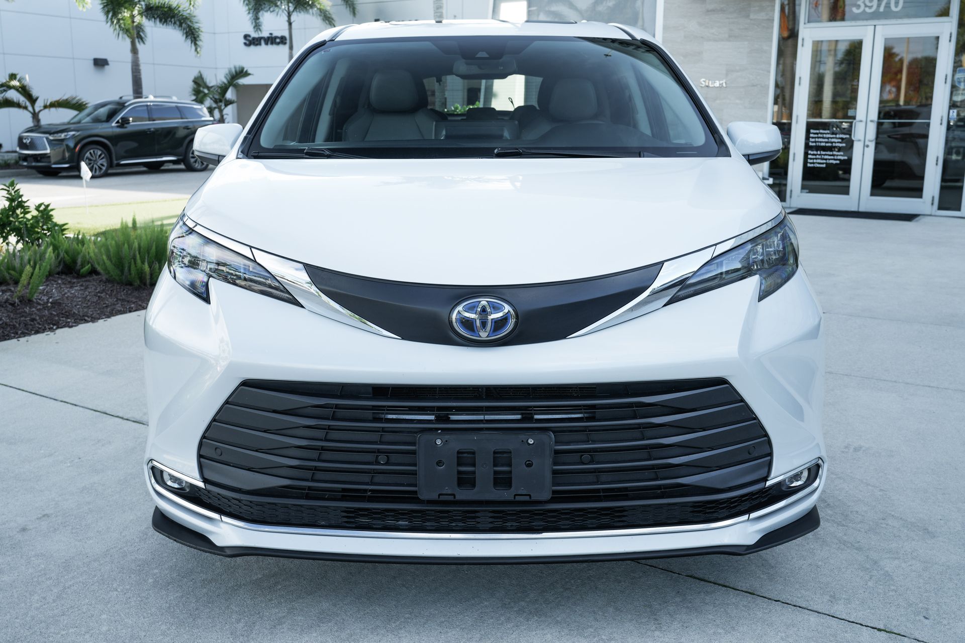 2024 Toyota Sienna XLE photo 2