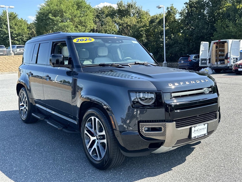 2025 Land Rover Defender 110 photo 2