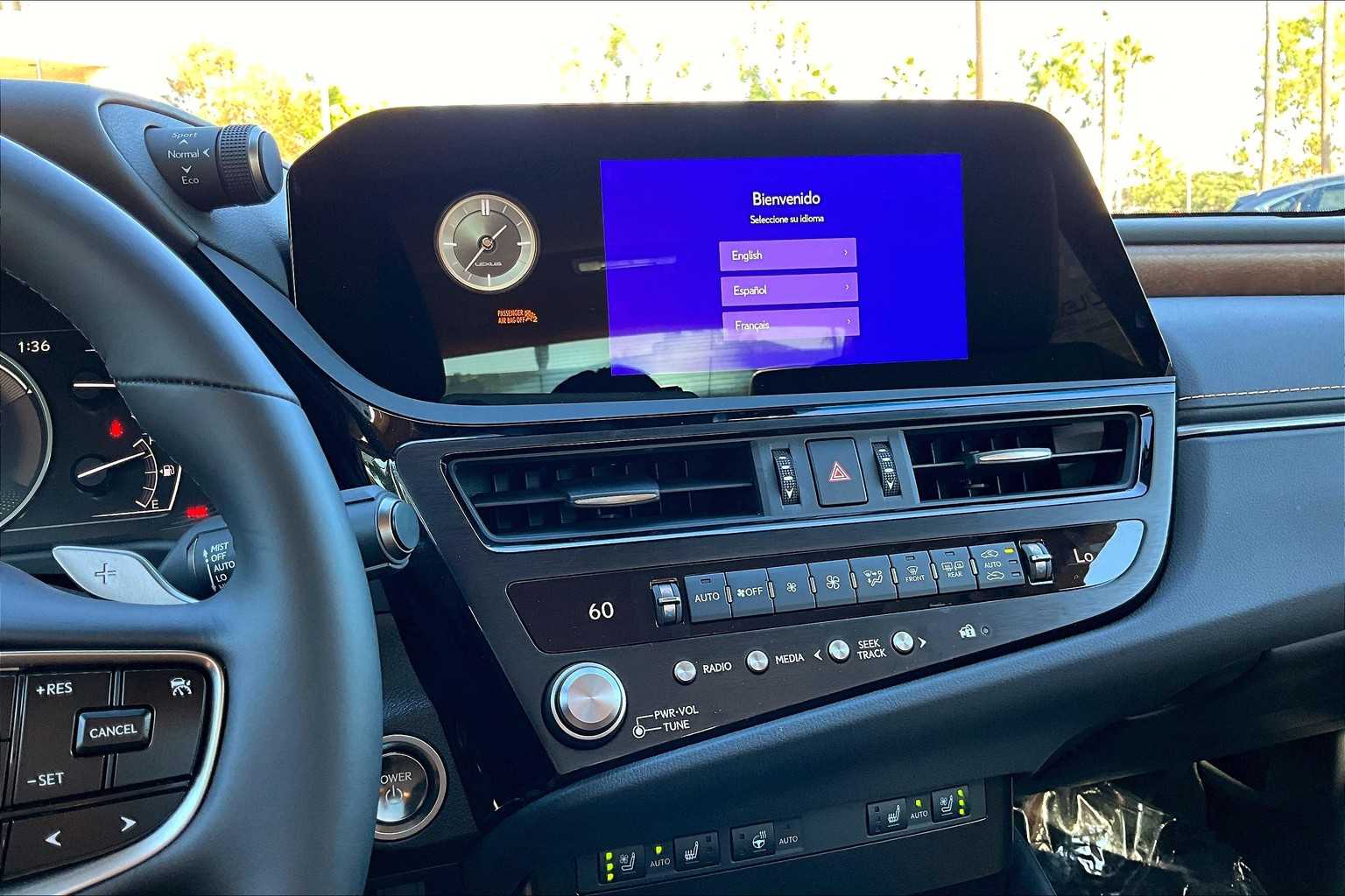 2025 Lexus ES 300h photo 6