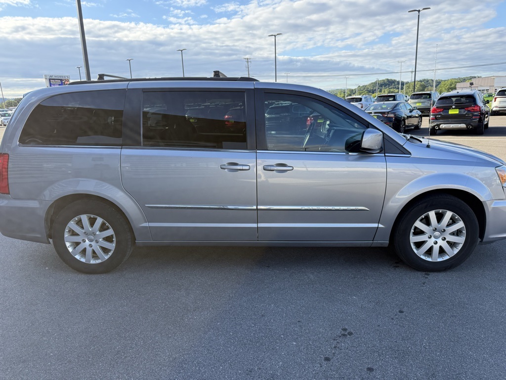 2015 Chrysler Town & Country Touring photo 4