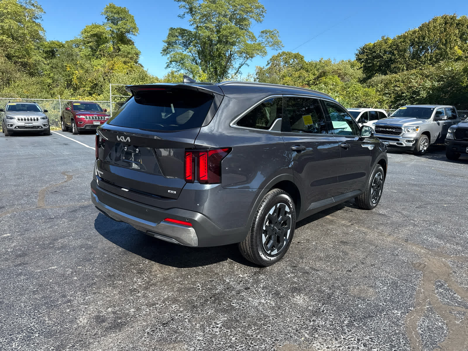 2024 Kia Sorento S photo 3