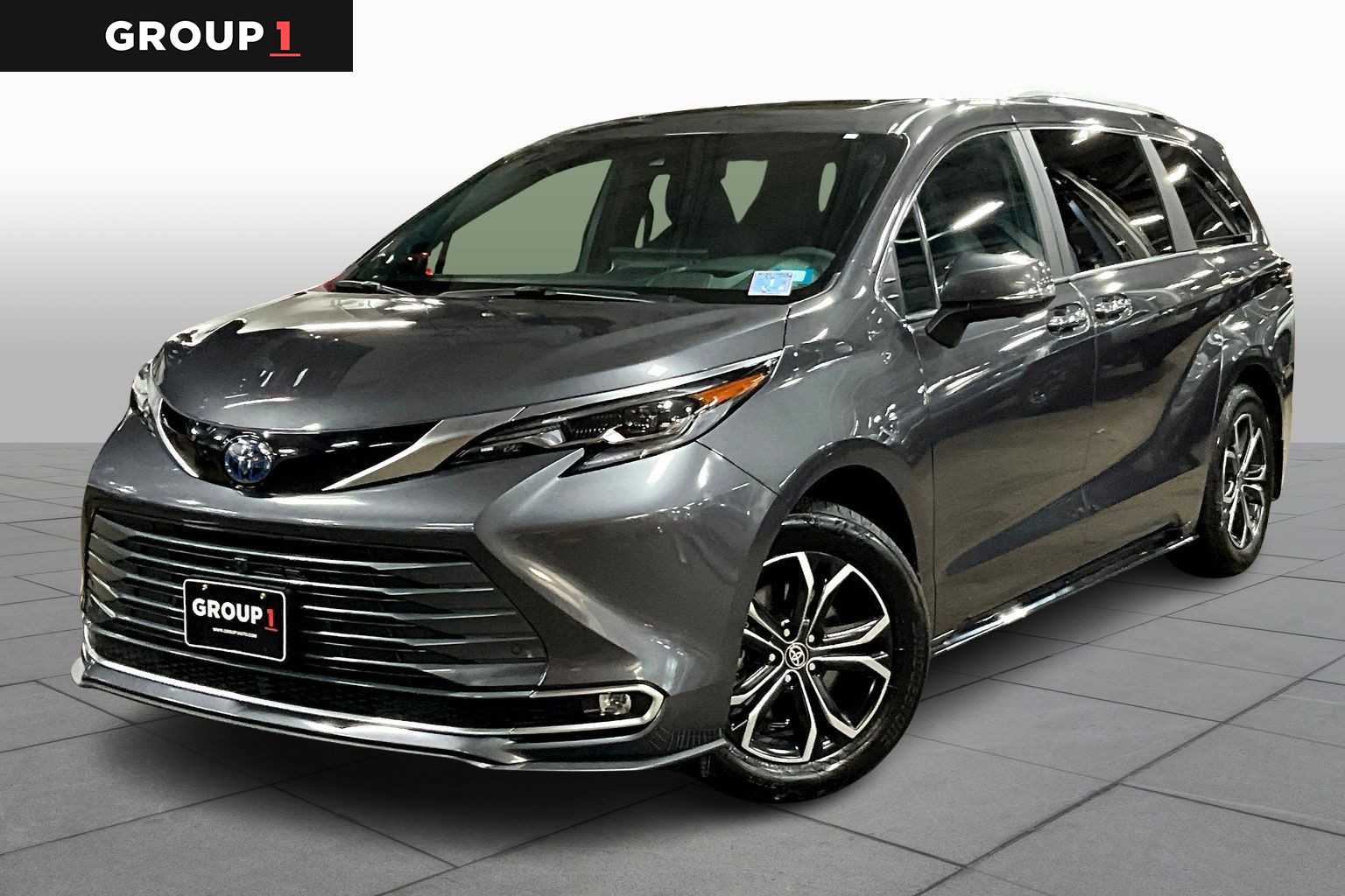 2025 Toyota Sienna Platinum's photo