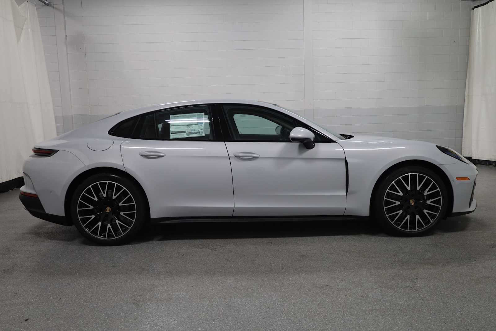 2025 Porsche Panamera 4 photo 9