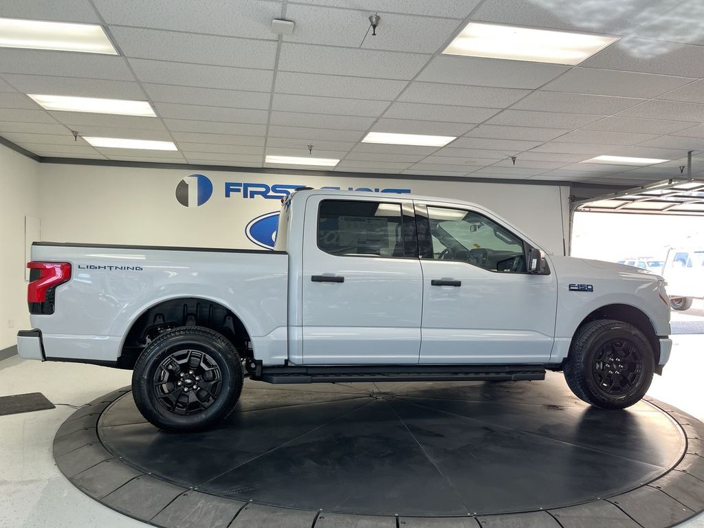 2025 Ford F-150 Lightning XLT photo 9