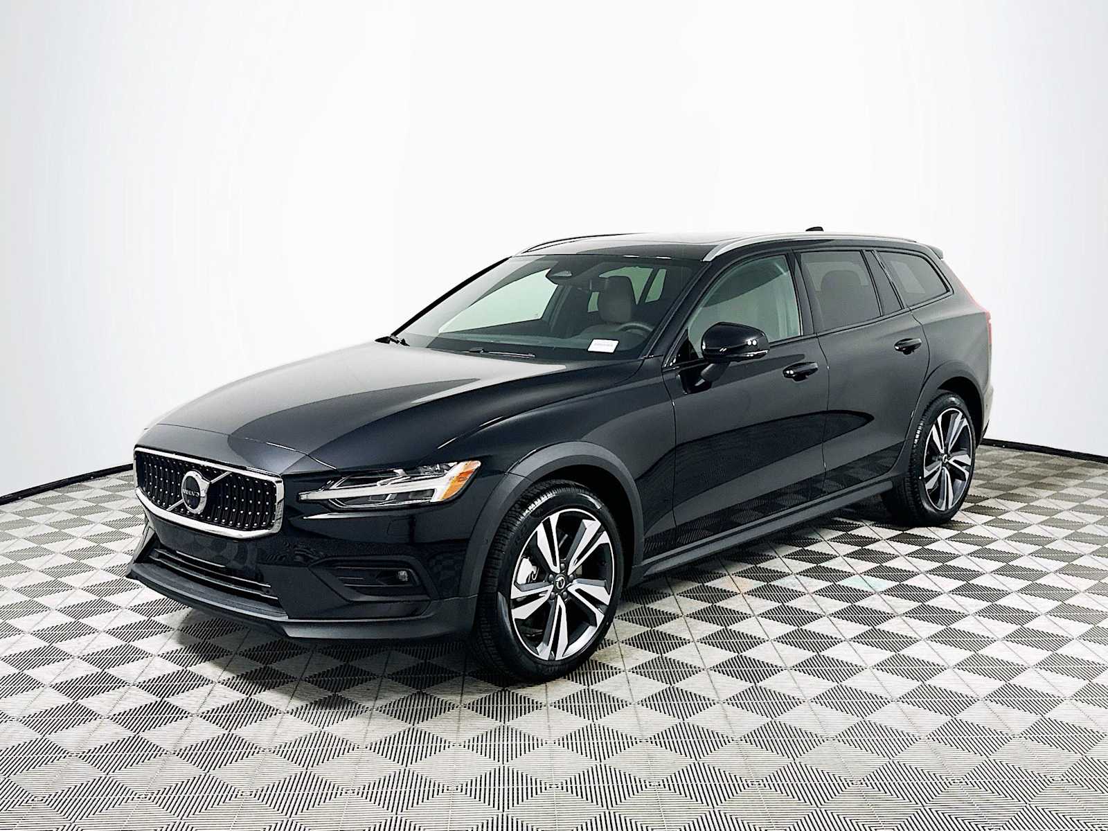 2025 Volvo V60 Cross Country B5 AWD Plus photo 3