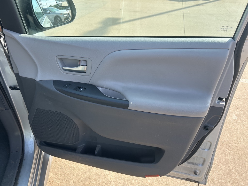 2020 Toyota Sienna LE photo 25