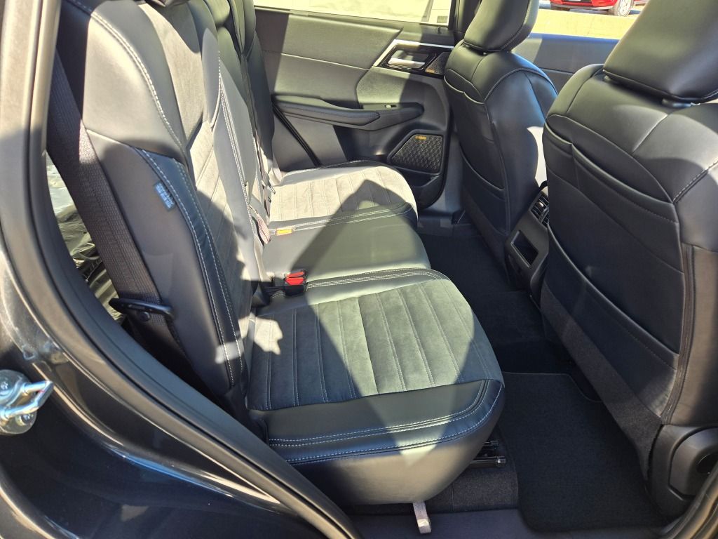 2025 Mitsubishi Outlander SE photo 3