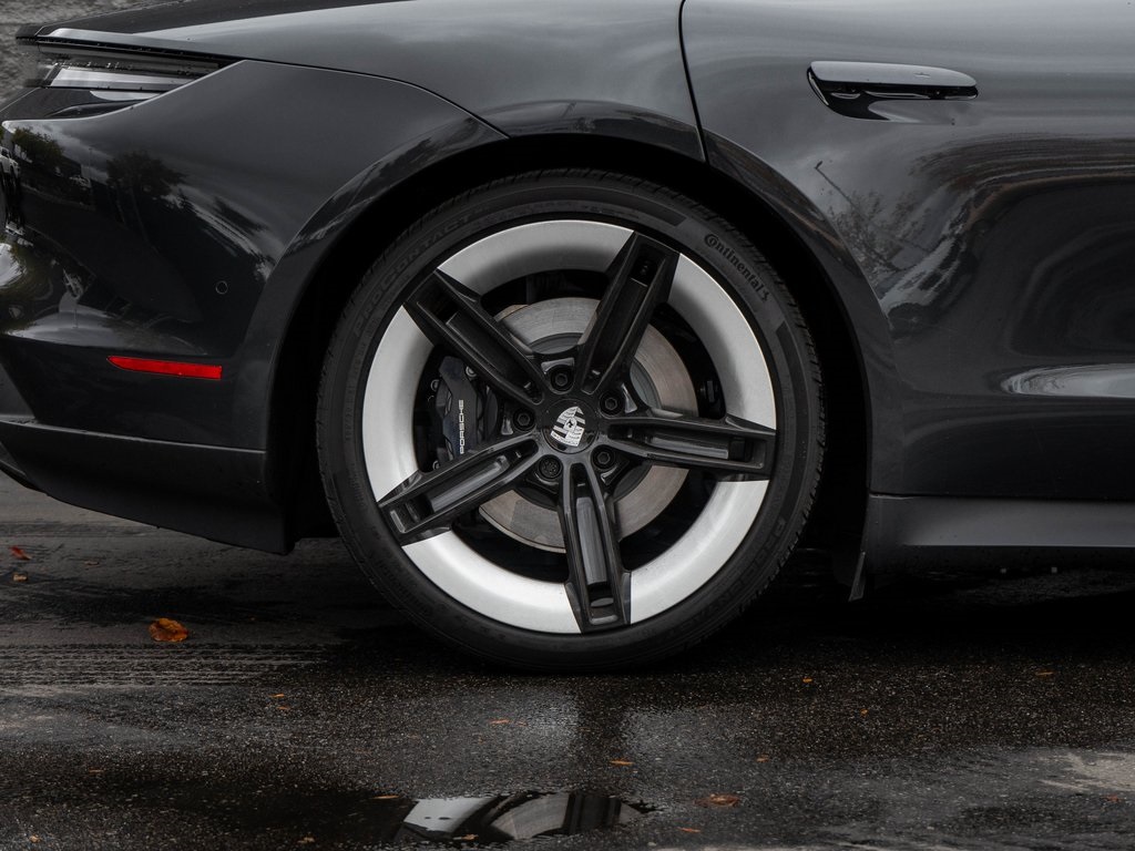2025 Porsche Taycan photo 4