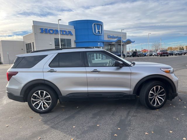 2021 Ford Explorer ST's photo