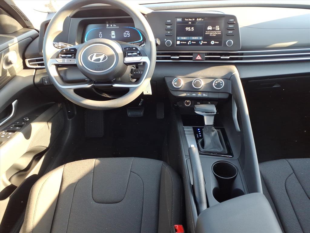 2025 Hyundai Elantra SE photo 3