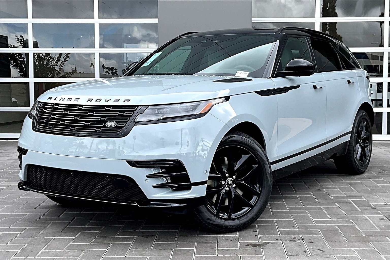 2026 Land Rover Range Rover Velar Dynamic SE