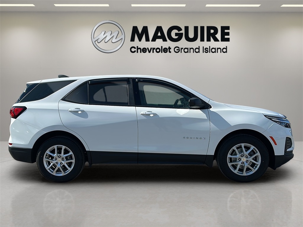 2023 Chevrolet Equinox LS photo 2