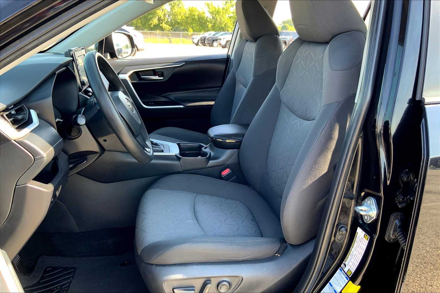 2021 Toyota RAV4 XLE photo 6